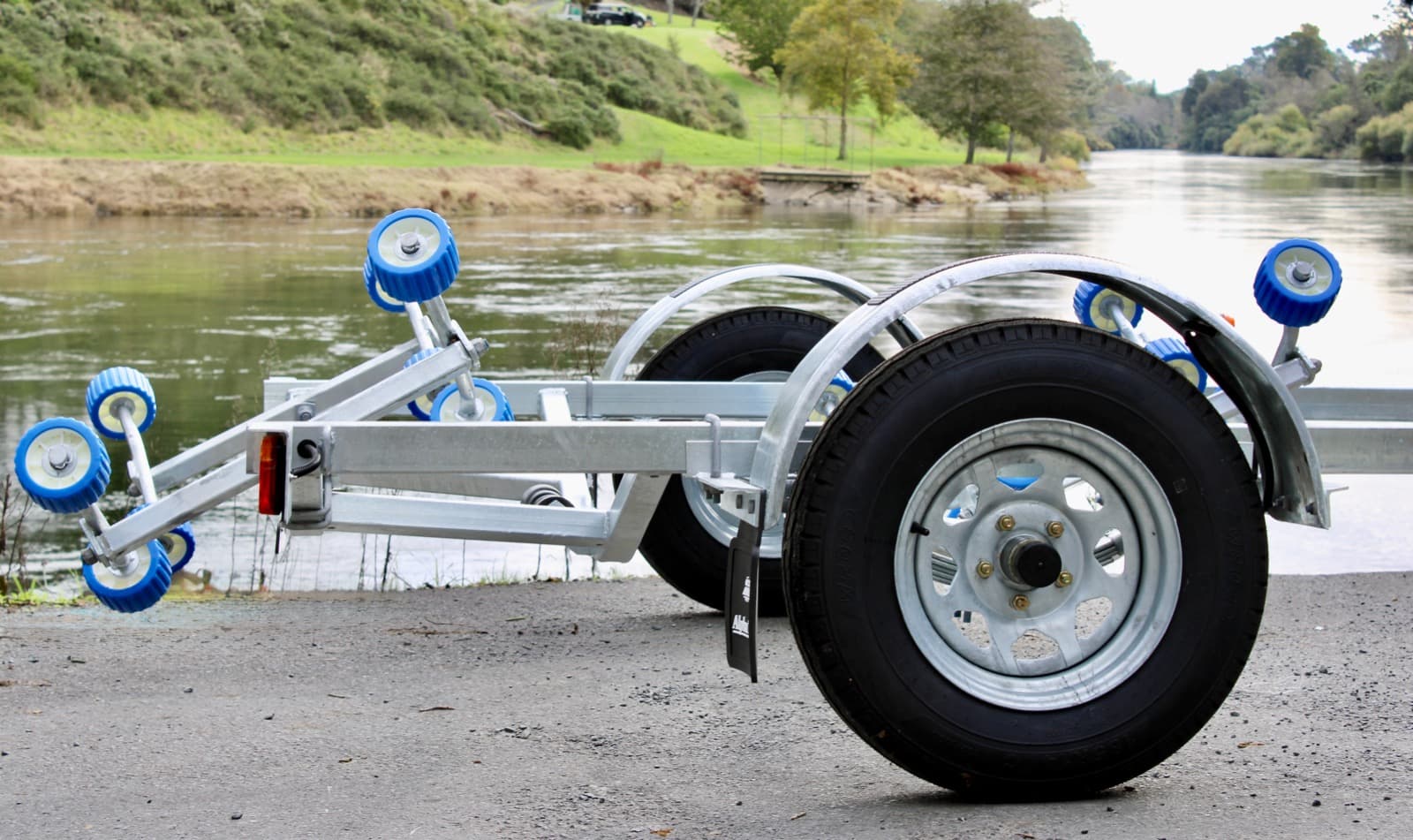 AT 500-SR boat trailer — photo 1