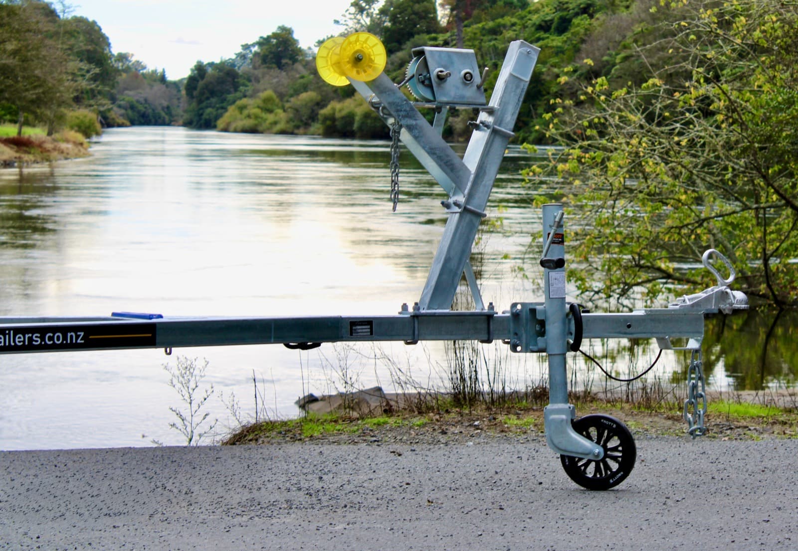 AT 550-SR boat trailer — thumbnail 3