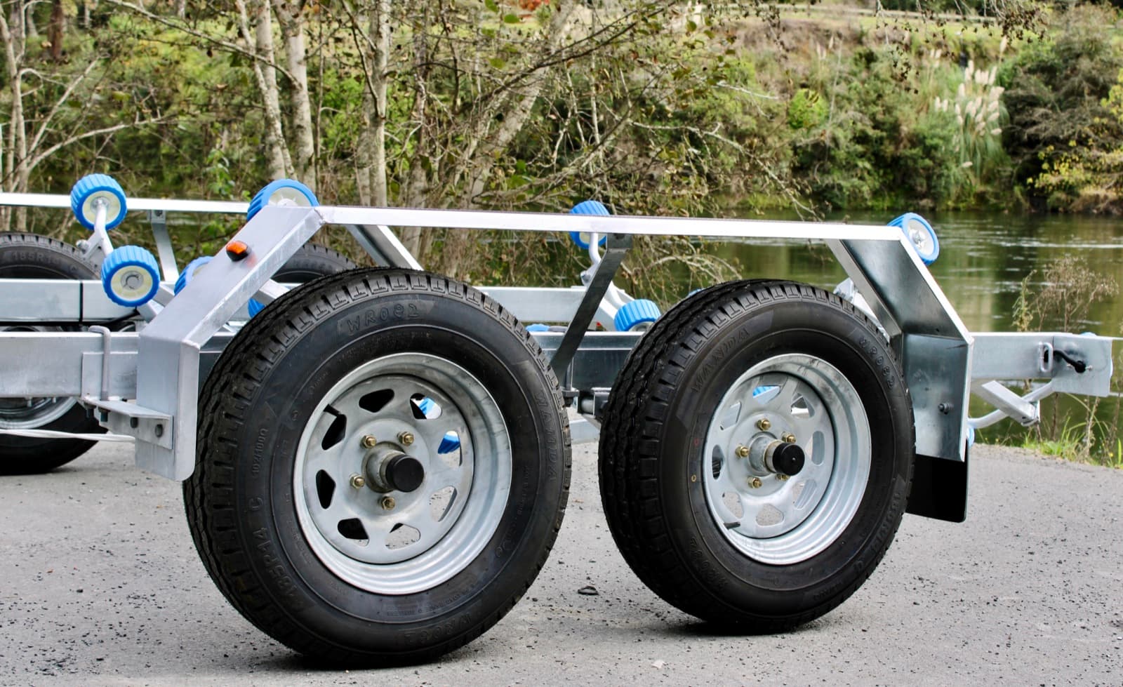 AT 550 Tandem boat trailer — thumbnail 3