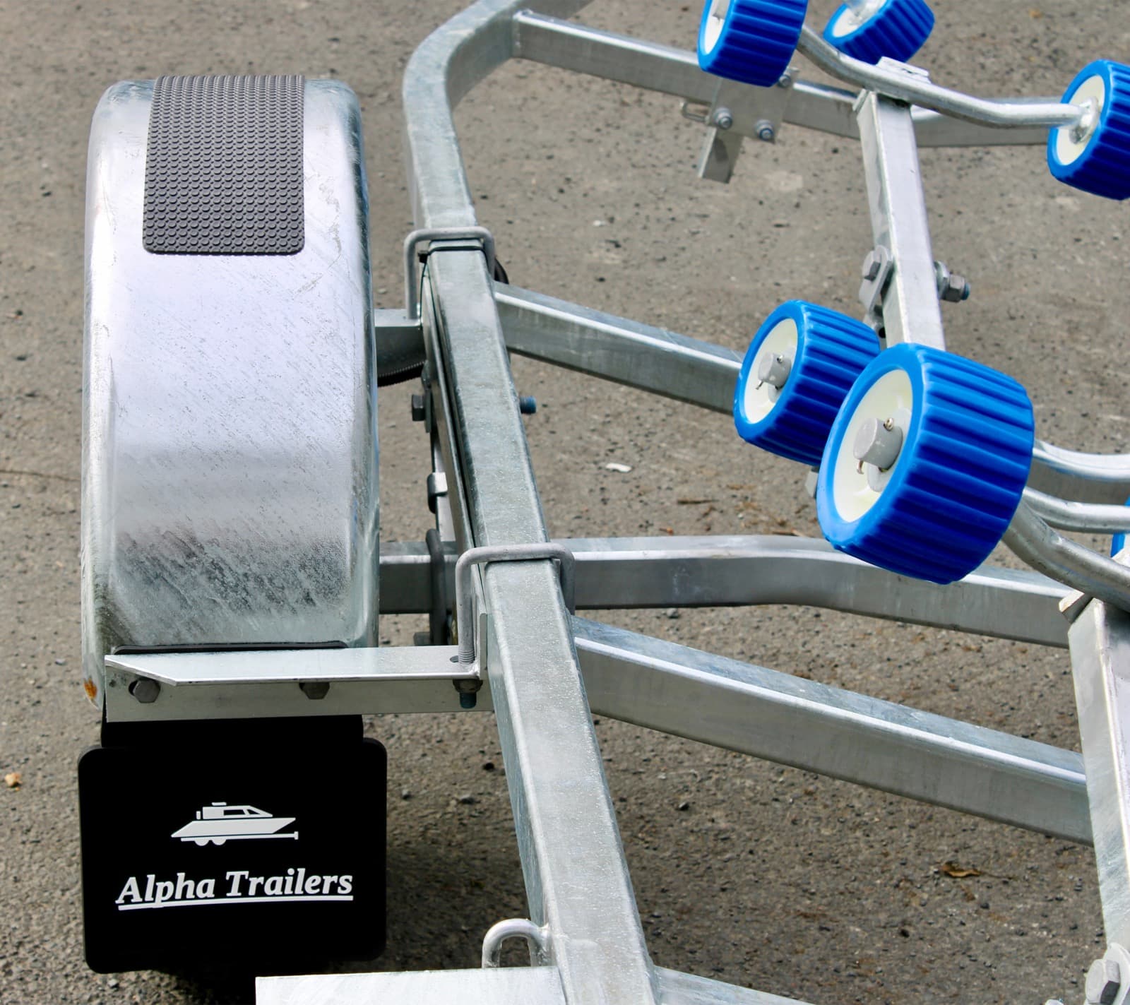 AT 600-SR boat trailer — thumbnail 2